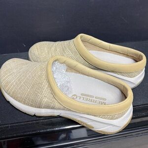 UEC Merrell Women's Size 7 Beige Mules